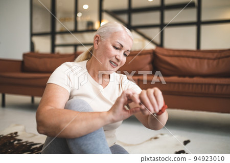 Mature woman preparing for training with a workout gadget 94923010