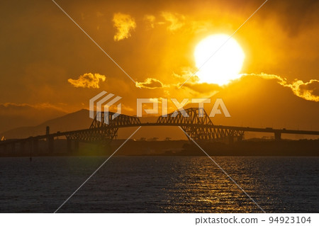 冬天從舞濱海岸在門橋上看鑽石富士前的日落 冬天從舞濱海岸在門橋上看鑽石富士前的日落 94923104