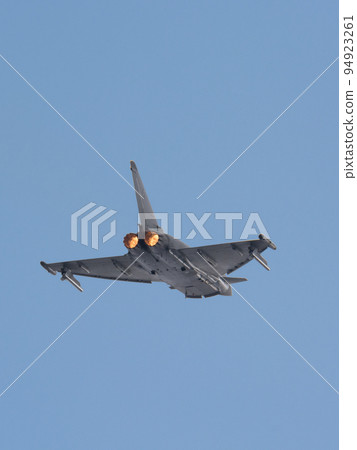 意大利空軍歐洲戰鬥機 EF-2000 起飛 意大利空軍歐洲戰鬥機 EF-2000 起飛 94923261