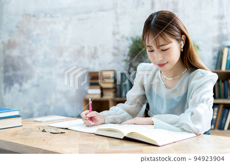 帶著耳機學習的年輕女人 94923904