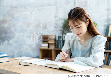 帶著耳機學習的年輕女人 94923906