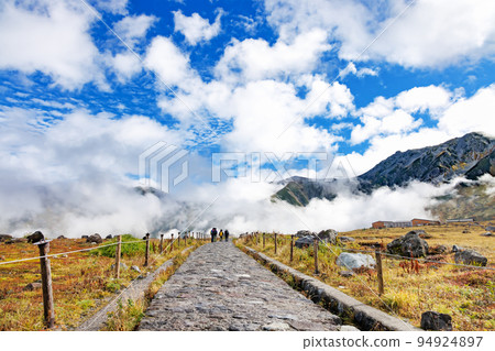 初秋富山縣室堂的風景,立山黑部阿爾卑斯山脈路線 初秋富山縣室堂的風景,立山黑部阿爾卑斯山脈路線 94924897