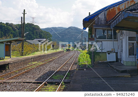 福岡縣田川區平成築峰鐵道崎山站和菜花 福岡縣田川區平成築峰鐵道崎山站和菜花 94925240