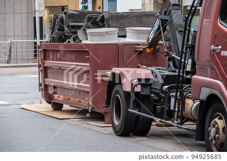 Arm roll vehicle collecting large equipment 94925685