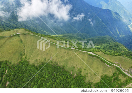 通往日本西部最高山石鎚山的夏季天空道路上的 UFO 線 通往日本西部最高山石鎚山的夏季天空道路上的 UFO 線 94926095
