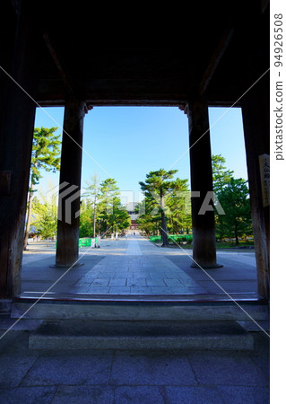 Quiet early morning, Unmanned Todaiji Nandaimon to Todaiji/Chumon Quiet early morning, Unmanned Todaiji Nandaimon to Todaiji/Chumon 94926508
