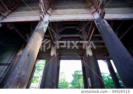 Uninhabited Todaiji Nandaimon Gate 94926518