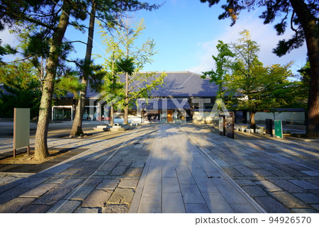 Early morning/Todaiji Museum 94926570