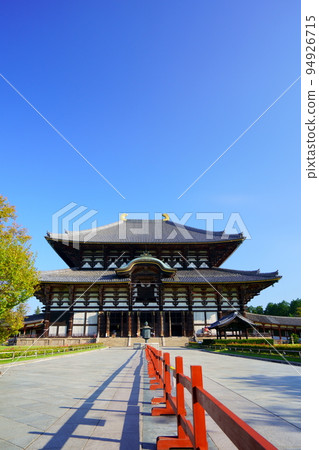 Early autumn, empty Todaiji Great Buddha Hall 94926715