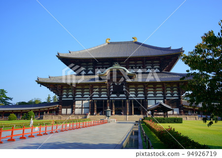 Early autumn, Great Buddha Hall of Todaiji Temple, one figure from behind 94926719