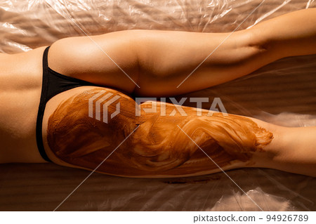 Treatment with chocolate cream to bottom skin Treatment with chocolate cream to bottom skin 94926789