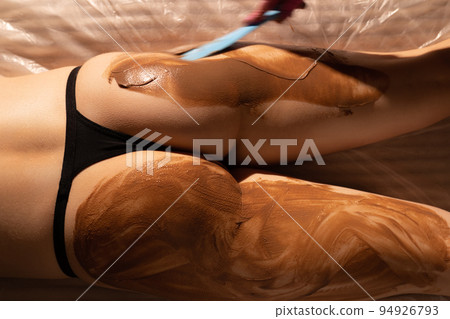 Treatment with chocolate cream to bottom skin 94926793