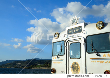 Blue sky and tourist train "Futatsuboshi 4047" (JR Kyushu) 94928104