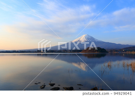 Lake Kawaguchiko in the morning 94929041