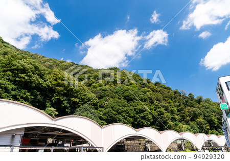 神奈川縣足柄下郡箱根町湯本箱根湯本站背後的山，晴朗的秋天天空 94929320
