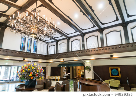 箱根綠色廣場酒店大廳：神奈川縣足柄下郡箱根町的吊燈、鮮花和鋼琴 94929385