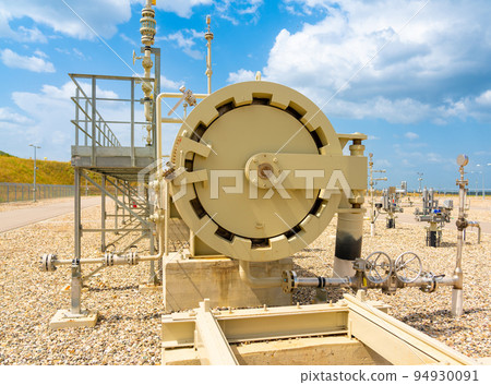 Gas pipeline with locking mechanism and service platform Gas pipeline with locking mechanism and service platform 94930091