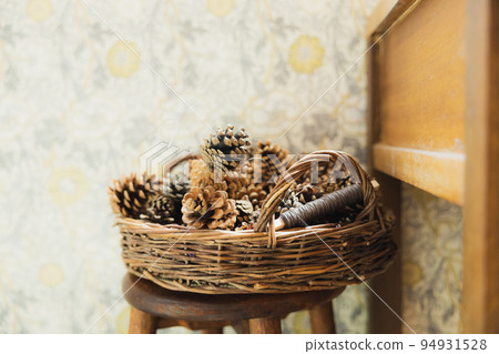Dried flowers, pinecone 94931528