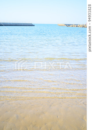 高度透明和閃亮的海面|淡路島海灘 高度透明和閃亮的海面|淡路島海灘 94931828