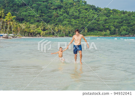 Dad plays with his son in the sea Dad plays with his son in the sea 94932041