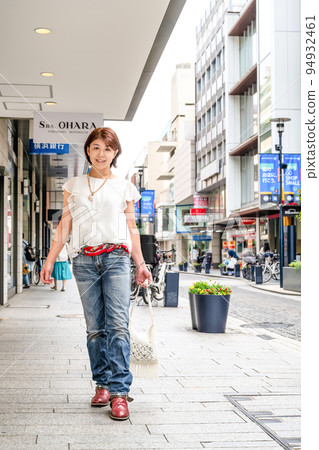 A woman who came to shop at Yokohama Motomachi Shopping Street A woman who came to shop at Yokohama Motomachi Shopping Street 94932461