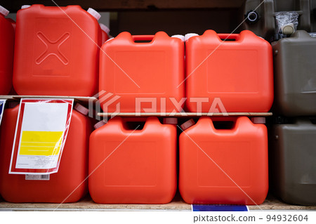 許多塑料罐在架子上排成一列 94932604