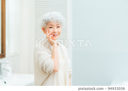 gray hair woman looking at camera 94933036