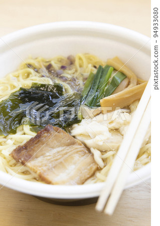 Salt ramen with delicious cup noodles Salt ramen with delicious cup noodles 94933080
