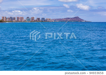 Waikiki Beach and resort hotels seen from the sea 94933658