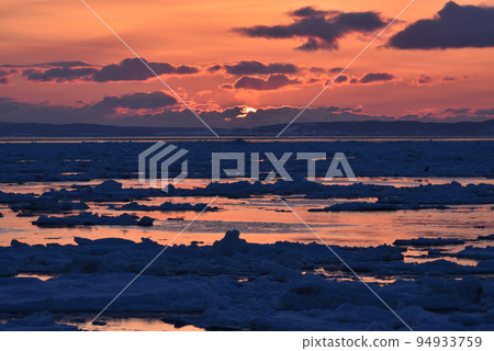 Sunrise, drift ice of Rausu, Shiretoko Peninsula, Hokkaido 94933759