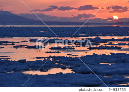 Sunrise, drift ice of Rausu, Shiretoko Peninsula, Hokkaido Sunrise, drift ice of Rausu, Shiretoko Peninsula, Hokkaido 94933763