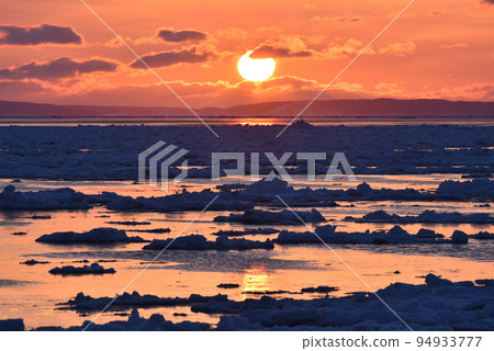 Sunrise, drift ice of Rausu, Shiretoko Peninsula, Hokkaido 94933777
