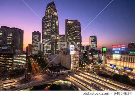 《Tokyo》Shinjuku west exit station/city night view 94934624