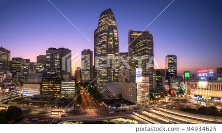《Tokyo》Shinjuku west exit station/city night view 94934625