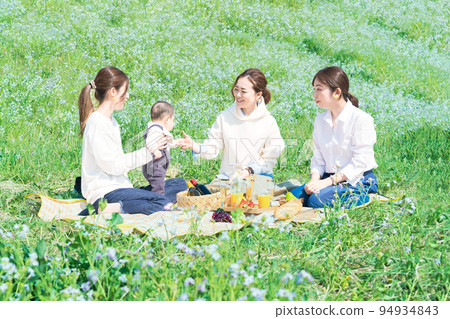 享受野餐的人們 94934843