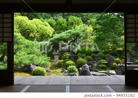 京都市妙滿寺的雪園，乾涸的山水庭園盡收眼底 94935102