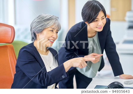 高級女商人在辦公室與她的下屬會面 高級女商人在辦公室與她的下屬會面 94935643