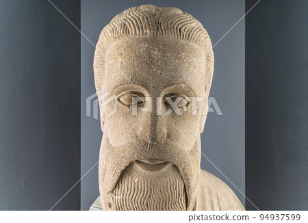 [九州/長崎] 在長崎原子彈博物館展出的浦上大教堂的耶穌基督雕塑特寫。 94937599