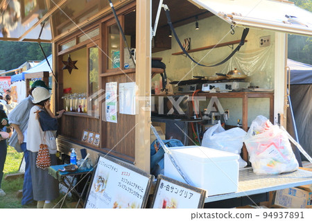 A popular kitchen car, a kitchen car in a tourist spot, lunch at an event venue 94937891