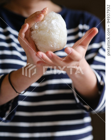 手拿著一個飯糰 94937932