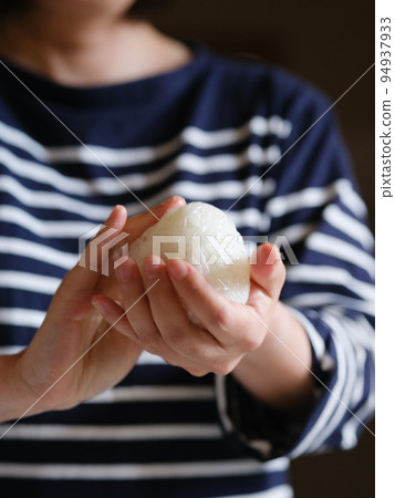 Hand holding a rice ball 94937933