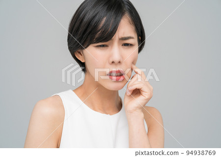 關心自己皮膚的女性 關心自己皮膚的女性 94938769