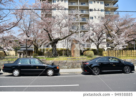 日本京都府京都市一輛出租車停在銀閣寺附近的路上-盛開的櫻花和一座古老的石碑-房屋內的公寓 日本京都府京都市一輛出租車停在銀閣寺附近的路上-盛開的櫻花和一座古老的石碑-房屋內的公寓 94938885