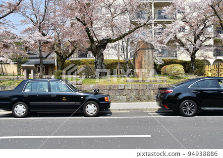 日本京都府京都市一輛出租車停在銀閣寺附近的路上-盛開的櫻花和一座古老的石碑-房屋內的公寓 日本京都府京都市一輛出租車停在銀閣寺附近的路上-盛開的櫻花和一座古老的石碑-房屋內的公寓 94938886