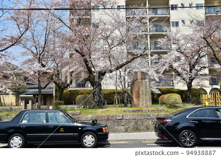 日本京都府京都市一輛出租車停在銀閣寺附近的路上-盛開的櫻花和一座古老的石碑-房屋內的公寓 日本京都府京都市一輛出租車停在銀閣寺附近的路上-盛開的櫻花和一座古老的石碑-房屋內的公寓 94938887