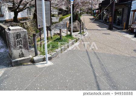 日本京都府京都市銀閣寺橋和哲學之道,櫻花盛開和長廊,周圍的商店和住宅 日本京都府京都市銀閣寺橋和哲學之道,櫻花盛開和長廊,周圍的商店和住宅 94938888