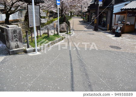 日本京都府京都市銀閣寺橋和哲學之道,櫻花盛開和長廊,周圍的商店和住宅 日本京都府京都市銀閣寺橋和哲學之道,櫻花盛開和長廊,周圍的商店和住宅 94938889