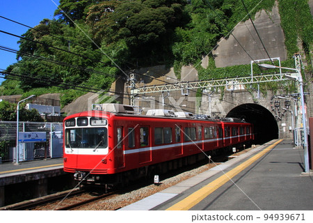 800型車進入京急潮入站隧道 800型車進入京急潮入站隧道 94939671