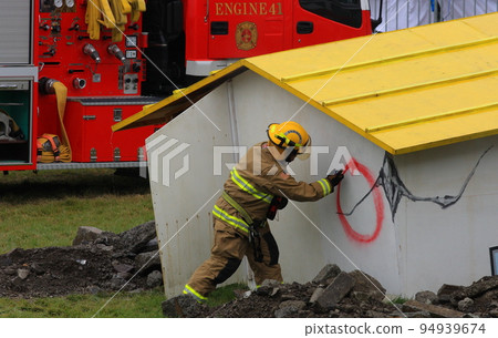 Comprehensive disaster drills with participation of U.S. forces stationed in Japan, assessment of damaged buildings 94939674