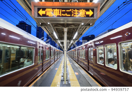 黃昏月台阪急中津站寶塚線月台 94939757